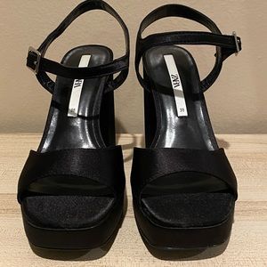 New without tags black open toe platform chunky heels